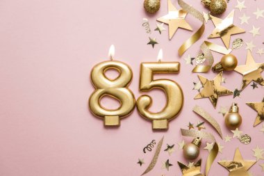 Yıldız ve ışıltılı arka plan üzerinde Sayı 85 altın kutlama mum