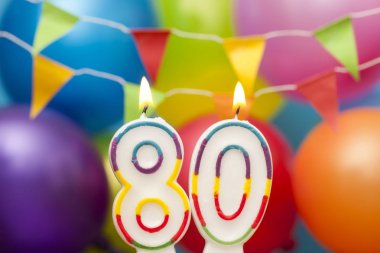 Renkli balloo ile Happy Birthday sayısı 80 kutlama mum