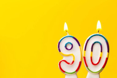 Numara 90 parlak sarı ba karşı doğum günü kutlama mum
