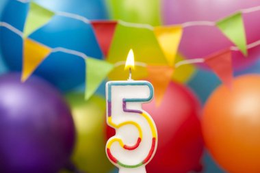 Renkli balon ile Happy Birthday sayısı 5 kutlama mum