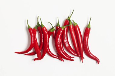 Düz beyaz bir arka plan üzerinde kırmızı taze biber