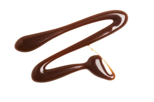 Csokoládé karamell szósz fodrozódás egy sima fehér backround — Stock Fotó