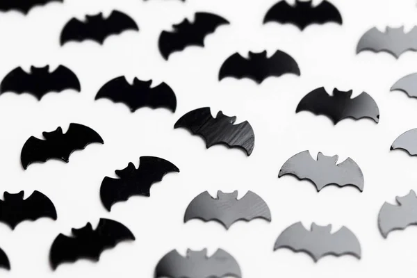 Černé netopýry obrazce na bílém pozadí. Halloweenské pozadí — Stock fotografie