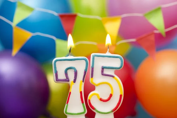 生日快乐号码75庆祝蜡烛与五颜六色的球 — 图库照片