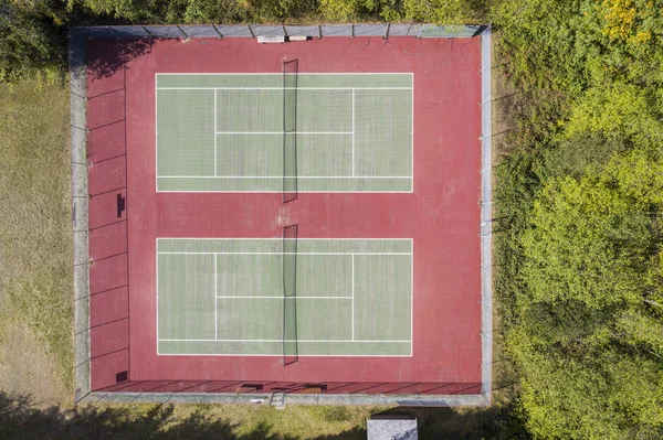 Вид с воздуха на теннисный корт — стоковое фото