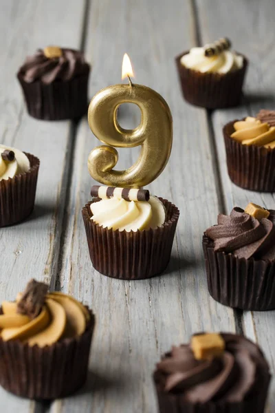 Cupcakes de cumpleaños de celebración número 9 sobre fondo de madera —  Fotos de Stock