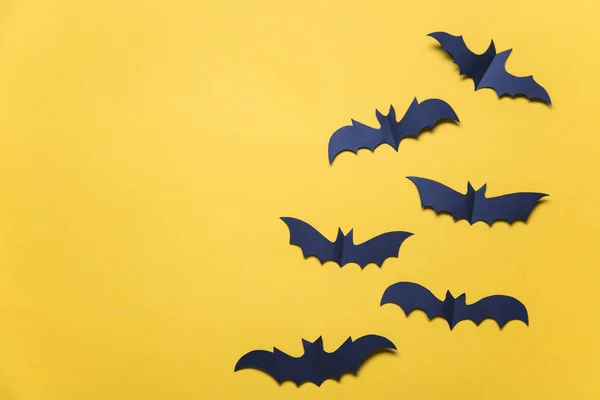 Halloween papel vampiro morcego decorações em um fundo laranja . — Fotografia de Stock