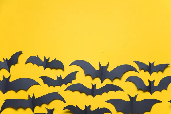 Halloween papier Vampire Bat decoraties op een oranje achtergrond. — Stockfoto