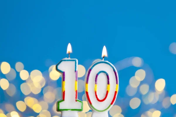 Nummer 10 födelsedagsfirande ljus mot ett starkt ljus — Stockfoto