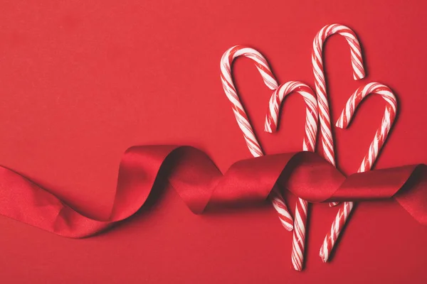 红色背景的圣诞节日糖果甘蔗 — 图库照片