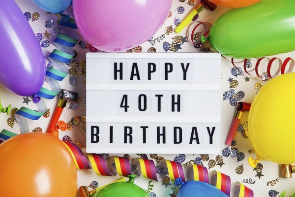 Feliz 40º cumpleaños mensaje de celebración en una caja de luz con ballo —  Fotos de Stock