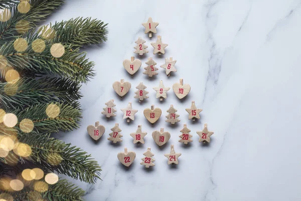 Calendário festivo do advento do Natal feito de formas de madeira com t — Fotografia de Stock