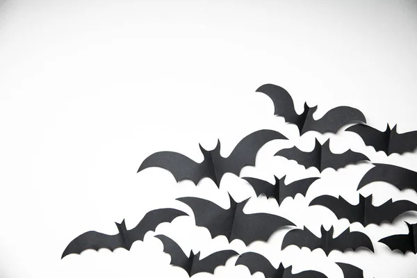 Απόκριες διακόσμηση bat χαρτί σε λευκό φόντο. — Φωτογραφία Αρχείου