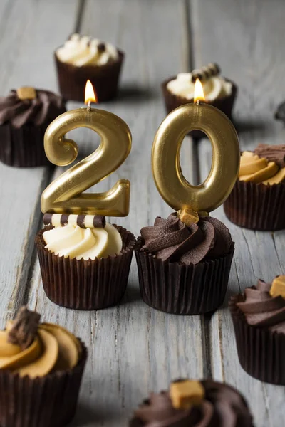 Номер 20 празднование дня рождения кексы на деревянном фоне — стоковое фото