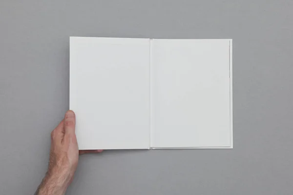 ブックモックアップ。空白の本を持つ男性の手. — ストック写真