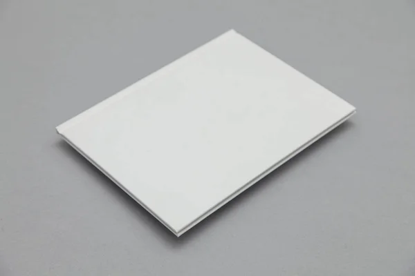 Hardcover boek cover mockup. Wit boek op een grijze achtergrond — Stockfoto