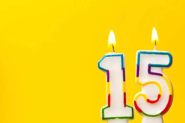 Numéro 151 bougie de célébration d'anniversaire contre un jaune vif b — Photo