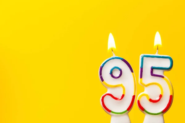 Nummer 95 verjaardag viering kaars tegen een fel geel ba — Stockfoto