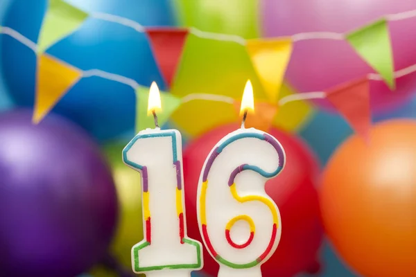 生日快乐16号庆祝蜡烛与五颜六色的球 — 图库照片