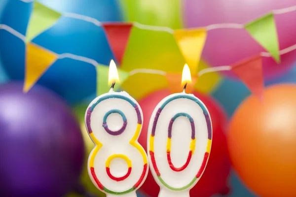 Szczęśliwy numer urodziny 80 uroczystość świeca z kolorowych Balloo — Zdjęcie stockowe