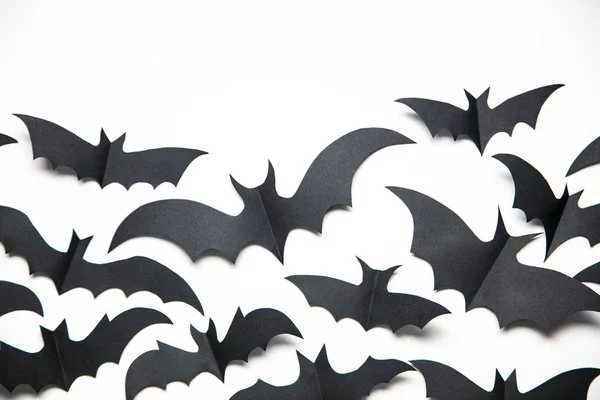 Halloween papier bat decoraties op een witte achtergrond. — Stockfoto