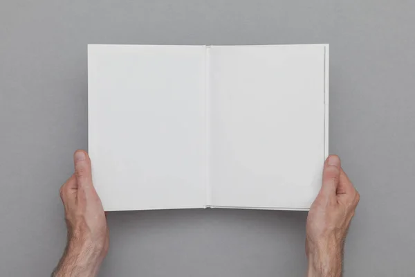 Bokhån. Mann som holder blanke bøker . – stockfoto
