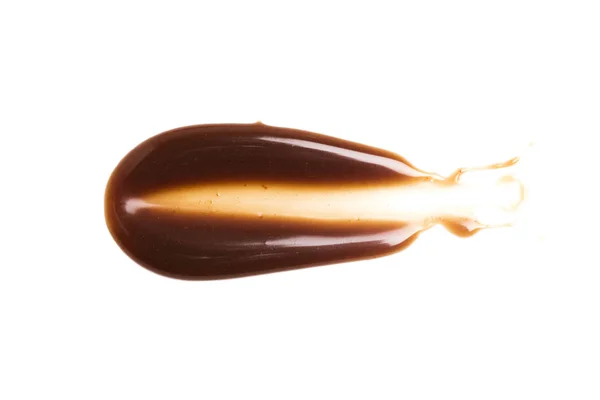 Bandă de sos de caramel de ciocolată pe un fundal alb simplu — Fotografie, imagine de stoc