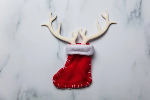 Kerst Rendier geweien en kous op een marmeren achtergrond — Stockfoto