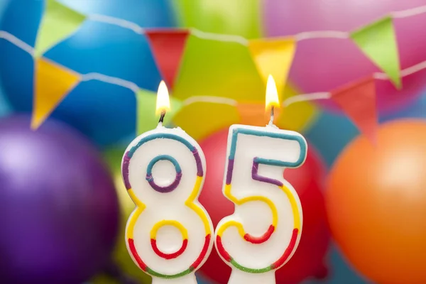 Boldog születésnapot száma 85 ünnepi gyertya színes Balloo — Stock Fotó