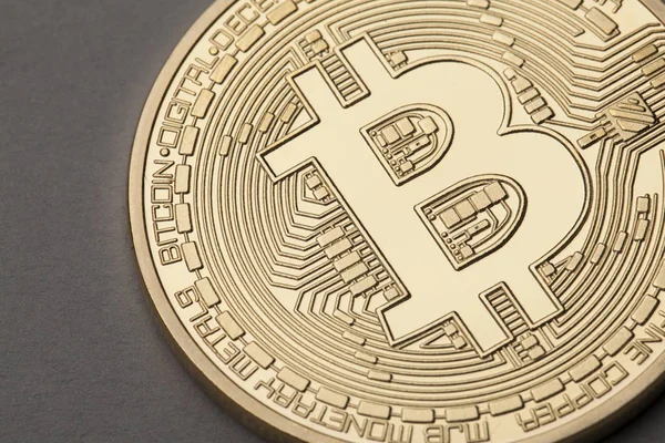 Bitcoin dourado moeda virtual — Fotografia de Stock