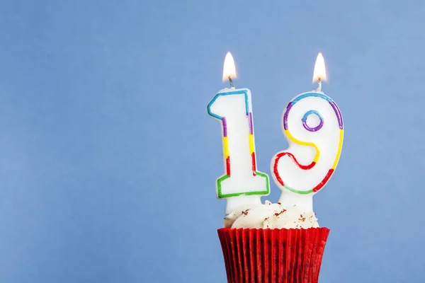 Číslo 19 narozeninové svíčky v dortu na modrém pozadí — Stock fotografie
