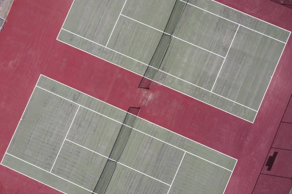 Вид с воздуха на теннисный корт — стоковое фото