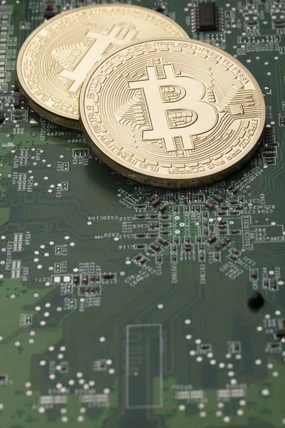 Bitcoin dourado moeda virtual em um fundo de placa de circuito — Fotografia de Stock
