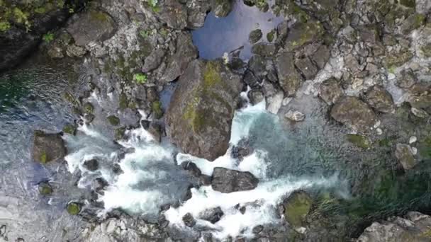 Vue panoramique de la rivière de montagne rapide pendant la journée 