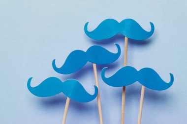 Mavi arka plan üzerinde mavi bıyık. Prostat kanseri farkındalık m