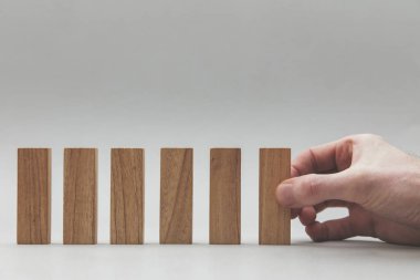 Erkek el bir çizgi içinde ahşap bloklar istifleme. İş geliştirme