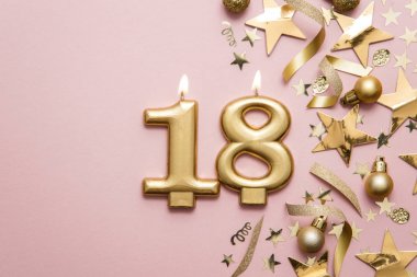Yıldız ve ışıltılı arka plan üzerinde Sayı 18 altın kutlama mum