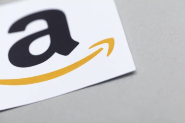 Amazon logosu kağıda basılmış. Amazon en büyük online ret olduğunu
