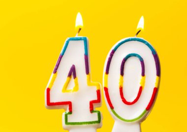 Numara 40 parlak sarı ba karşı doğum günü kutlama mum