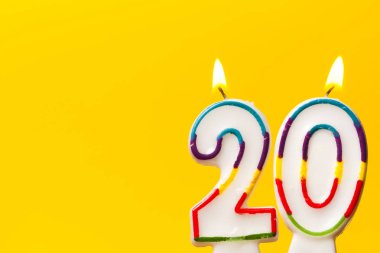 Sayı 20 parlak sarı ba karşı doğum günü kutlama mum