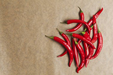 Kahverengi bir kağıt arka plan üzerinde kırmızı taze biber