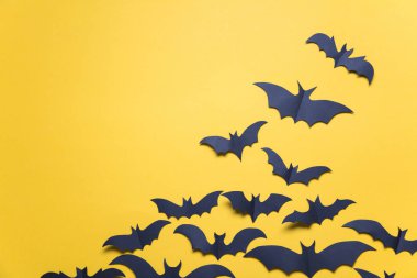 Turuncu bir arka plan üzerinde Halloween kağıt vampir yarasa süslemeleri.