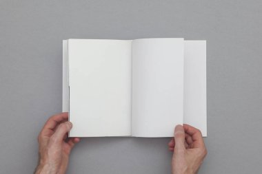 Kitap maketini. Boş kitap tutan erkek el.