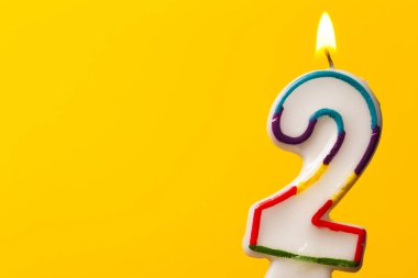 Parlak sarı bac karşı Sayı 2 doğum günü kutlama mum