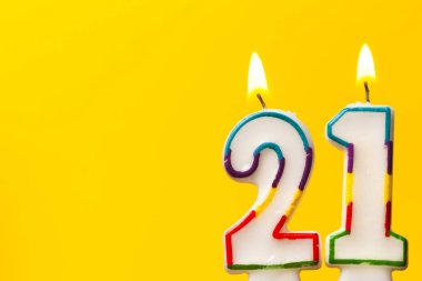 Parlak sarı ba karşı Sayı 21 doğum günü kutlama mum