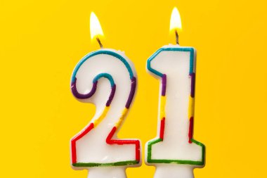 Parlak sarı ba karşı Sayı 21 doğum günü kutlama mum