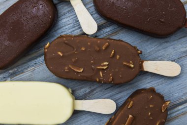 Ahşap bir arka plan üzerinde çikolatalı dondurma lollies.