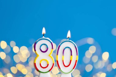 Numara 80 parlak ışıklar karşı doğum günü kutlama mum bir