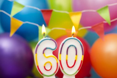 Renkli balloo ile Happy Birthday sayısı 60 kutlama mum