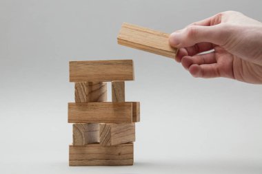 Erkek el istifleme ahşap bloklar. İş geliştirme ve büyüme